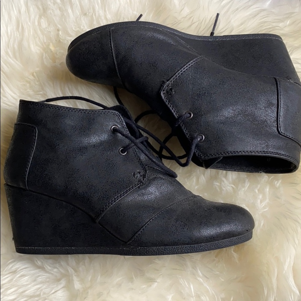 Toms desert wedge black metallic faux leather